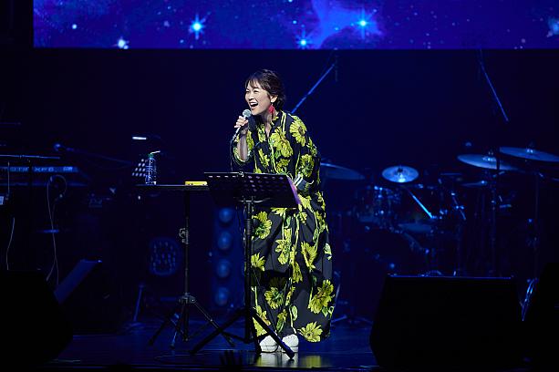ライブは「玉城千春」さんが作詞作曲した中国語の歌からスタート！この曲は2020年に開催された日台イベント「沖縄Garden」で披露されました。沖縄からオンラインで、台湾に行って歌いたい～と歌ったのですが、それが実現したというわけなんです。