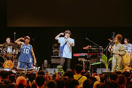 台湾のライブではゲストも注目されます。6月17日は「比杰」と「Majin」が「大嘻哈時代2」で披露した『藍色的你』と『Bon Bon Bon Bon』を披露