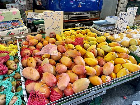 金煌マンゴーと愛文マンゴーを掛け合わせた品種の玉文マンゴー。大きいし、お値打ち！台湾に来たら絶対頬張ってほしい果物のひとつです