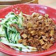「香菇炸醬麵(しいたけ入りジャージャー麺)」も人気商品です。つるんとした麺と味染み沁みの肉みそ、そしてシャキシャキきゅうりの相性が抜群！