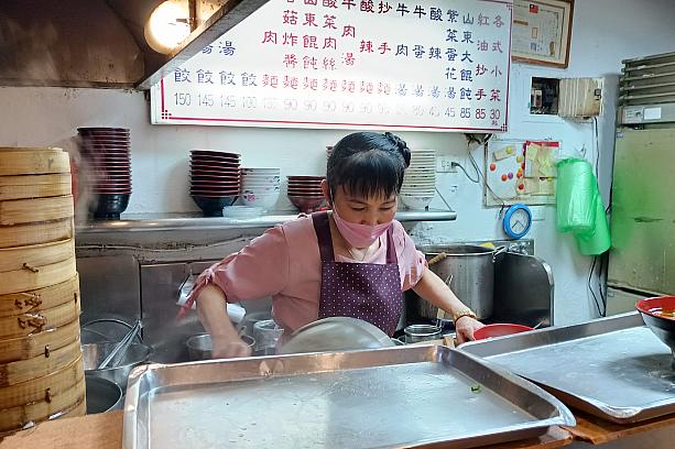 MRT「中山」駅といえば、特に日本人に人気のエリア。ある日、南部に住むお友達が台北に遊びに来たので、ナビがアテンドしました。まず訪れたのは大きな蒸餃(蒸し餃子)と炸醬麵(ジャージャー麺)で人気の「福大山東蒸餃大王」！