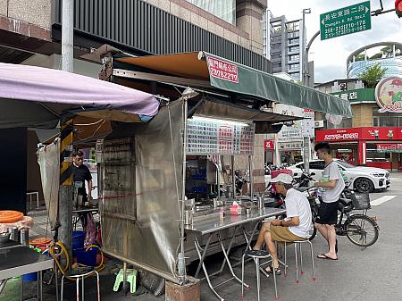 この麺屋台は……裏側からテイクアウトができる構造でした～(笑)ちなみに台北ナビのスタッフはここら辺にお昼を買いにくるそうですよ！