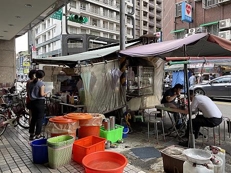 この麺屋台は……裏側からテイクアウトができる構造でした～(笑)ちなみに台北ナビのスタッフはここら辺にお昼を買いにくるそうですよ！