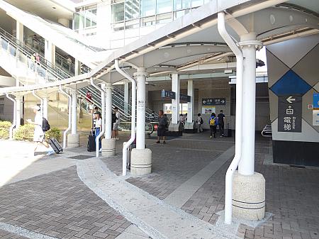 高鐵「左営」駅とMRT(高雄メトロ)「左営」駅が連絡するエスカレーター前にバスターミナルがあります