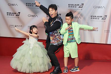 子供たちと手をつないで登場の邵大倫。「最優秀台湾語歌手賞」にノミネート。息子くんも歌が得意ということで、かわいらしく生歌を披露してくれました～！