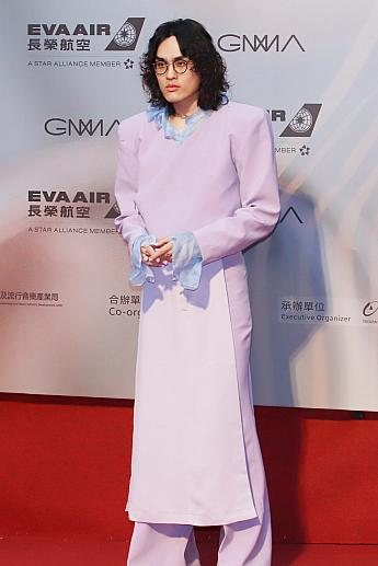 鶴(The Crane)は新人賞のほか、「最優秀中国語男性歌手賞」にもノミネートされています。アルバムのジャケットに使用したという、思い入れのある衣装での登場！