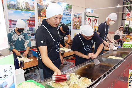 台湾で人気の広島焼きのお店ですが、今回の美食展のために広島から助っ人を呼び、本場広島焼きを提供しています。超本格的な広島焼きが美食展で食べられるってすごいでしょう？