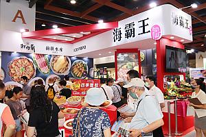 台湾の展覧会の特徴といえば、見るだけでなく買って食べることができることでしょう！日本では試食だけとか、チラシをもらうだけとかですが、その場で買って食べることができるんです。だから会場はすごい熱気なんです！