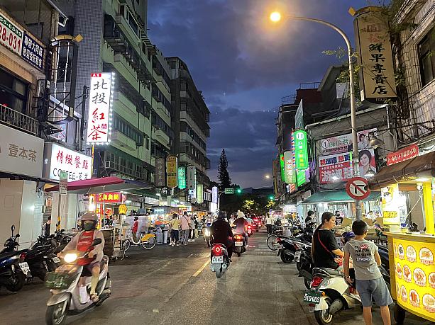 日が暮れると一層夜市感が増し、台湾の夜市ってイイなぁーーーと改めて思いました。短距離でもローカル感満載の雰囲気を味わいたい方は是非！