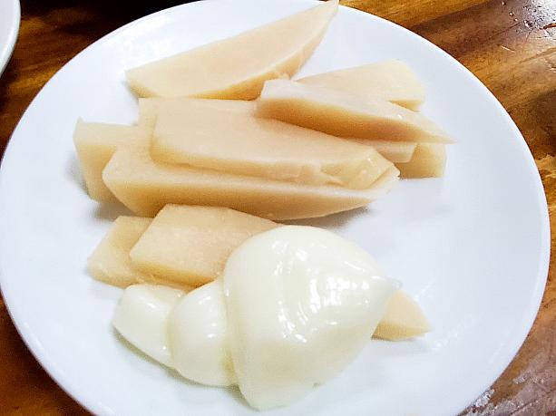 夏限定の「竹筍(タケノコ)」は、台湾風の甘いマヨネーズにつけて食べるのがおいしいですよ！タケノコ自体に甘味があるから、そのまま食べてもおいしいんです。