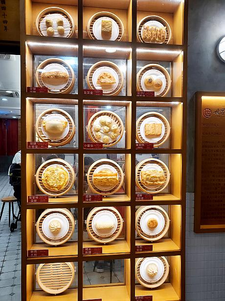 実は台湾、朝ごはん屋さんが一番忙しいのは夜食時。だから夕方オープンしてお昼頃閉めるというお店も少なくないんです。今回訪れた「世界豆漿大王」は24時間営業なので、いつでも食べ物にありつけるというわけでなんです。