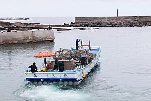港を出ていく漁船