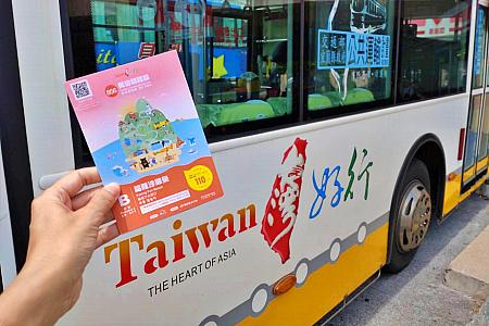 台湾好行バス856黃金福隆線。バス停で手を挙げて乗車をアピールしよう