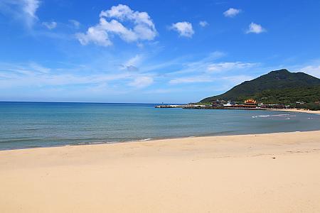 2022年6月にオープンした「福隆觀海門市」がその1つ。台湾初の砂浜に面したスタバで、新北市の外れに位置する東北角・福隆海岸にあります。