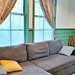 エメラルドグリーンの木枠の窓に、畳に、ソファー。和洋折衷がいい感じです。