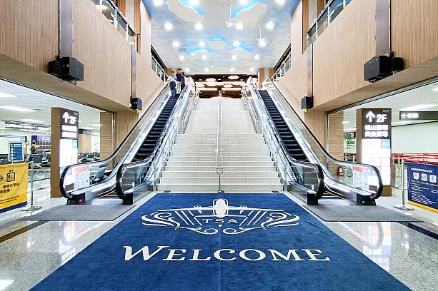 2023年6月、台北松山空港がリニューアル。第2ターミナル(国内線)2階に美食広場(フードコート)ができました～！エスカレーターでいざ、2階へGO。