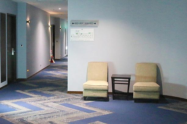 チェックインを済ませ、部屋へ移動！廊下も青色で落ち着いた雰囲気になっているのがいい！
