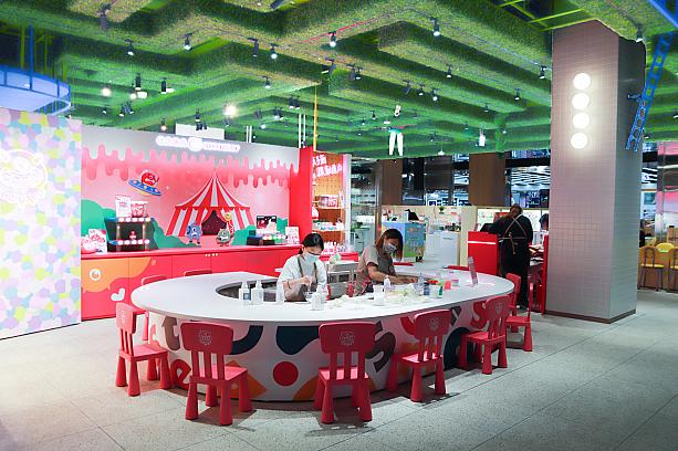 ビジュアルアーティスト鄒駿昇氏が手掛けた親子エリア「顛倒迷宮」も3階に。天井に迷宮があるから、「顛倒迷宮(ひっくり返った迷宮)」という名前が付けられているんですね。主に子ども向け商品を扱う店が集結しています。
