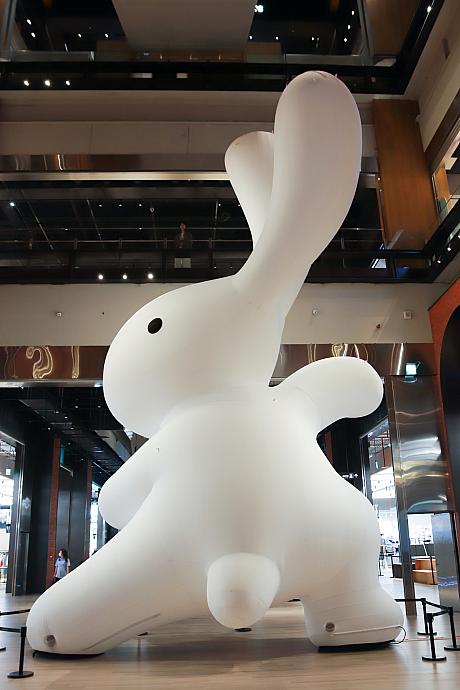 その中央、各フロアを縦につなぐ中広場にあるのが、10mの巨大ウサギ「太極尼尼」です。著名アーティスト黃本蕊さんの作品なんですよ！