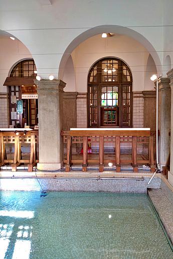 1階中央にあるのが、かつて使われていたローマ式の浴場。まさにテルマエですね！立湯のため、なんだか休まらない気がするのはナビだけでしょうか……？それにしてもステンドグラスから降り注ぐ光が美しい！