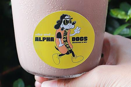 フラッグとシールも特別バージョンなんですよ。「Alpha Dogs」のキャラ犬が「niko and...」ロゴの服着てる感じかな？？