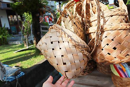 園内の小さなテントの下で売られていたのは、手作りのグッズたち。月桃の葉で編まれたカゴが素敵でした。