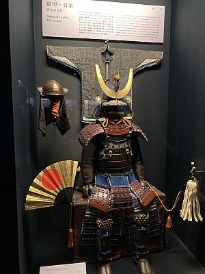 日本の武士の時代に使われた鎧や刀などもしっかり展示されています。「どうする家康」の時代よりも後の時代のものですが、ドラマとリンクして見入ってしまいました。ガイドの説明によれば、真ん中の大将の鎧は総重量35kg相当とのこと。こんな重いのを身につけて、どうやって戦っていたんだろう？