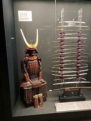 日本の武士の時代に使われた鎧や刀などもしっかり展示されています。「どうする家康」の時代よりも後の時代のものですが、ドラマとリンクして見入ってしまいました。ガイドの説明によれば、真ん中の大将の鎧は総重量35kg相当とのこと。こんな重いのを身につけて、どうやって戦っていたんだろう？