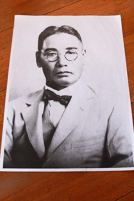 菅宮勝太郎氏です。1907年警察官として台湾に赴任後、1922年新港(現在の成功)支庁長に任命され、インフラの整備や漁港・道路の建設などを進め、地域の発展に寄与しました。