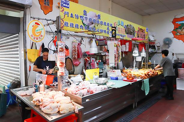 こっちは鶏肉屋さん。台湾の肉屋さんは、種類ごとに豚肉・鶏肉・牛肉……とお店がわかれているんですよ。捌き立てのチキン丸ごと1羽～！
