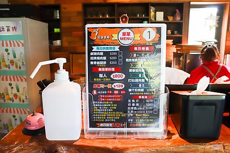 台湾定食風の軽食(プレートランチ)のほか、おまかせ料理(800元/人)もあり。ビールと刺身で1杯……なんてのもいいんじゃない？でもランチは11時半～なんだって。ちょっと早すぎ……またもや残念！