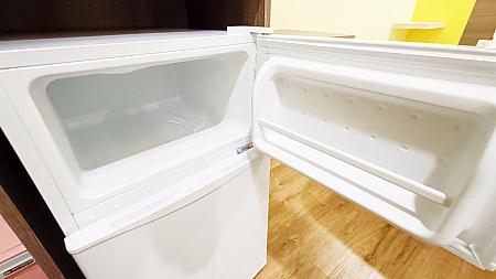 冷蔵庫はなんと1人暮らし用。独立した冷凍庫があり、真夏ならアイスクリームを凍らせておきたいくらいです。
