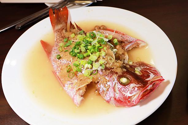 <b>旬のあっさり蒸し魚</b><br>本日は高級魚、のどぐろ。台東・成功の港辺りから運ばれてきたのでしょうか。ふっくらとした身は甘みがあって美味。人気過ぎてあっという間に骨だけに……。