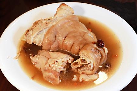 <b>豚足の薬膳煮込み</b><br>ザ、台湾な一皿。コラーゲンたっぷり。よーく煮込まれて、ほろほろと口の中でとろけていきます。