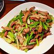 <b>客家小炒</b><br>スルメイカや台湾セロリ、バラ肉、干し豆腐などをニンニクや醤油で痛めた客家の定番炒め物。味付けが日本人好みで、ナビのイチオシです。