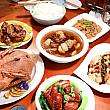 台湾の(特に地方の)お祝い事は道端にいくつものテーブルを並べて食事を楽しむ「辦桌(バンドー)」スタイルで行われます。黃ママはバンドーの料理を取り仕切る総料理長を30年ほど勤めていたそうです。リタイア後はお嫁さんといっしょにここでレストランを始めたというわけ。