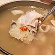 <b>補氣黑蒜燉雞湯170元(1人分)※写真は大人数用</b><br>そうそう、台湾の宴会でいただくコース料理ってスープが2種類出たりします。だからかな、スープの種類がた～くさん。こちらは雲林産の自然発酵黒ニンニクと放牧地鶏のスープで、滋養強壮にもマル。身体が温まり、寒い季節にぴったりです。