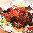 <b>黑羽烤雞750元</b><br>台湾産の放牧地鶏を丸々1羽焼き上げたローストチキンです。歯ごたえしっかりながら柔らかジューシーなチキンは、パリパリの皮もいい！こちらは3日前までに予約が必要です。