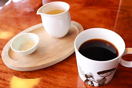 コーヒーをハンドドリップしてくれるのも、コーヒー中毒ナビにはたまりませんでした。食前用と食後用、2つのコーヒー豆を用意しています。さらに台湾茶も楽しめるのです！
