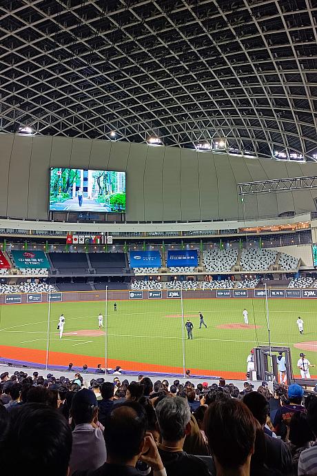 東京ドームを知る人がいうには「こっちのが屋根が高い」とか？どうですかー？暑い台湾、天気に左右されずに快適に野球観戦ができるのはうれしい限り♪