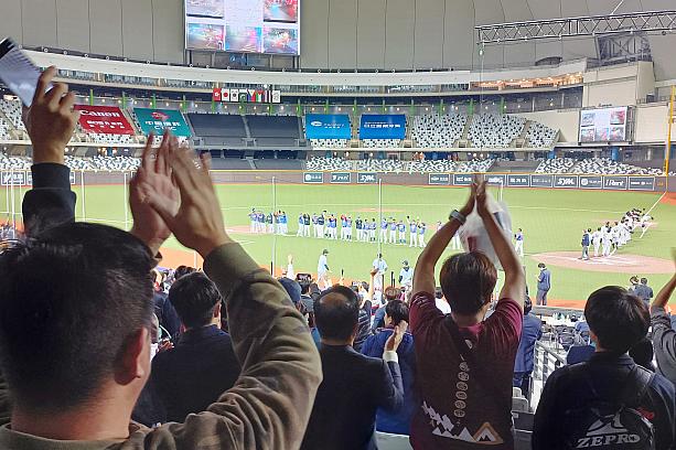 フィリピンチームが塁に出ると異様な盛り上がり。あれ？ここフィリピン応援団の席？？日本チームにも拍手が飛び交いますが、フィリピンチームのファインプレーにも盛大な拍手が響きます。台湾のみなさん、勝ち負けよりも試合自体を楽しむスタンスのよう！(試合結果は日本の勝利で、写真は試合後のあいさつ)