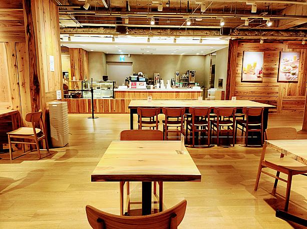 同じ大立百貨にオープンした無印良品。こちらの二階にあるカフェ「MUJI café」も並びます。台湾ではじめてブランチを扱っているカフェです。