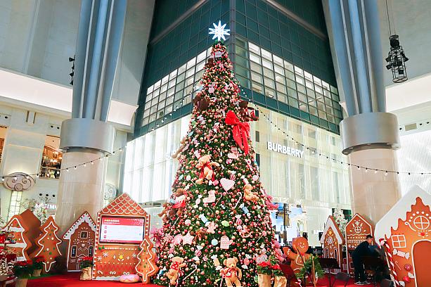 台北101内は温かい雰囲気のイルミネーションがたくさん！特にショッピングモール4階にはビッグなクリスマスツリーもあって、心が温かくなります。(暖房も効いてるし、身体的にも助かる～笑)