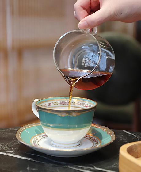 台湾で飲み物と言えば、烏龍茶やタピオカミルクティーに代表されるお茶系を思い浮かべますが、近年はコーヒーもがんばっています。阿里山コーヒーをはじめ、台湾産のコーヒー各種も市場に出回り、人気を集めています。