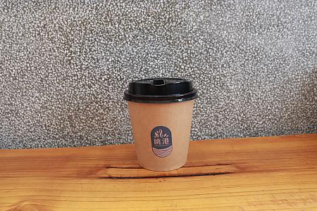コーヒー非愛好家★ナビLが選んだコーヒーその1<br><b>「神仙美式」＠「眺港Café」台東・成功</b><br>漢方素材の洛神(ローゼル)や仙楂(サンザシ)入りのアイスアメリカンコーヒーは、コーヒーとローゼルの酸味がさわやかな1杯！暑い季節に喉を潤すのにぴったりです。