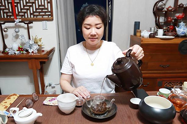 先生おすすめの阿里山茶や金宣茶をなどを淹れてもらいながら、お茶の香りや味とその表現方法なぞに関するお話を。台湾茶はよく「ミルクの香り」「蜜の香り」などといわれることがありますが、いまいちピンと来ないナビ。