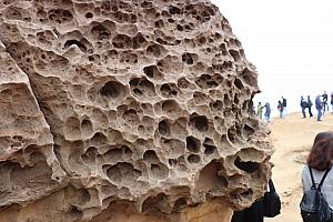 キノコ岩の不思議な穴