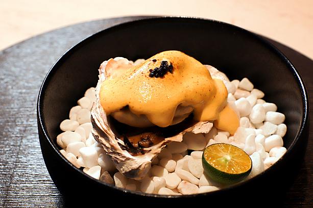 <b>日本蠔魚子蕈菇 海膽荷蘭醬</b>Japanese Oyster Mushrooms with Hollandaise Sauce<br>日本の播磨灘産の大ぶりの牡蠣を使用したお料理で、顧客満足度ナンバー1のお料理です。