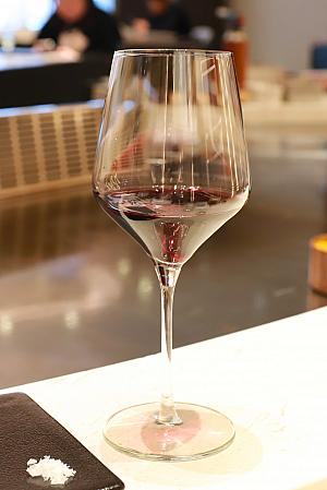 さらにソムリエがこのコースに合わせて選んだという赤ワインと白ワインのセットを399元で試すことも可能。