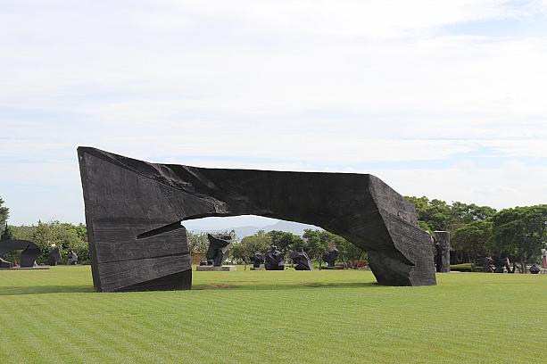 「太極拱門」は、美術館がオープンして2年目に寄贈された作品です